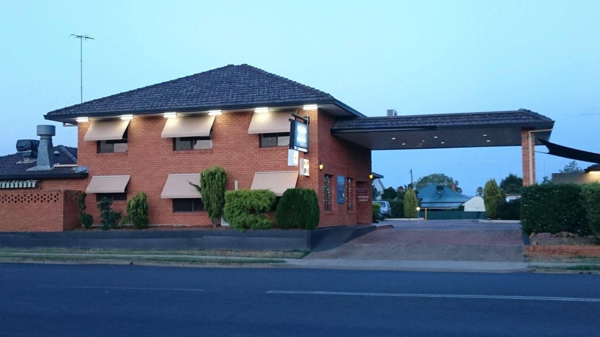 Adelong Motel Narrabri Extérieur photo